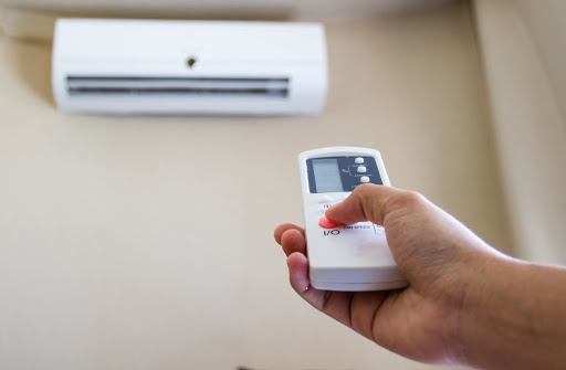 có nên lắp quạt thông gió trong phòng điều hòa